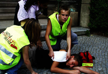 Schulsanitäter beim Einsatz. Foto: Christian Homann