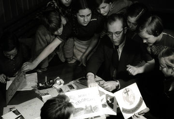 Gruppenfoto einer JRK-Schulklasse mit Lehrer. Foto: JRK-Bildarchiv